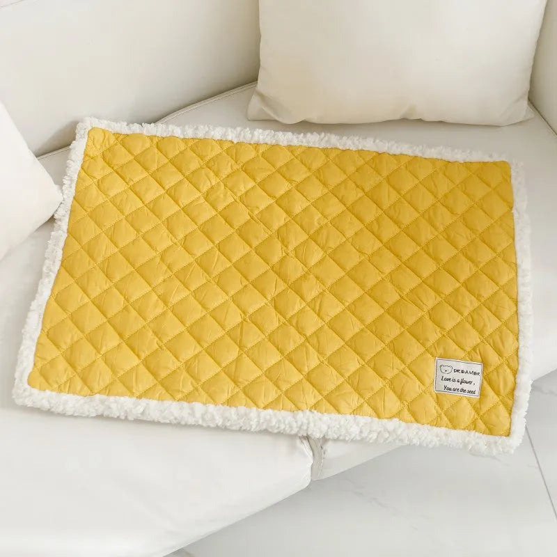 A quilted blue cloth pet blanket for cats, shown in a large size measuring 80 by 60 centimetres.