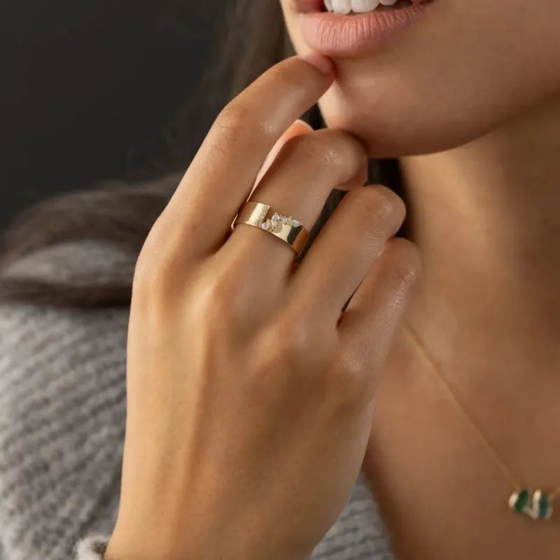 Women's gold-coloured fashion ring with zircon stone, shown in UK sizes 6 to 10