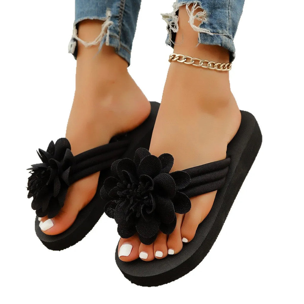 Solid-colour flower flip-flops in beige, red, black, or green with decorative flower design on EVA soles