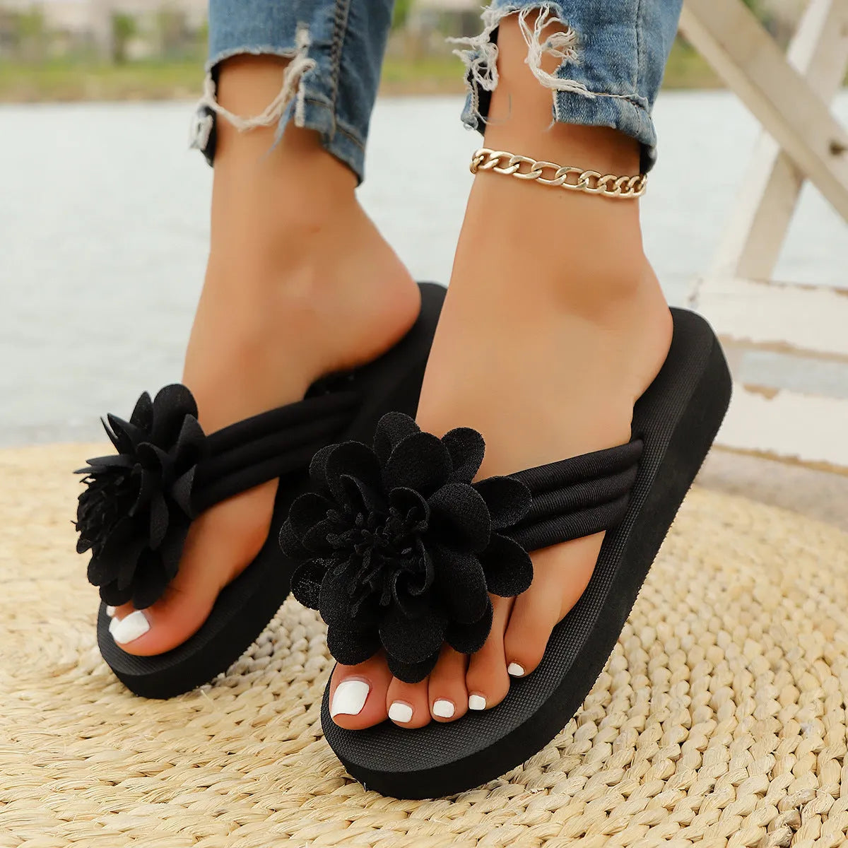 Solid-colour flower flip-flops in beige, red, black, or green with decorative flower design on EVA soles