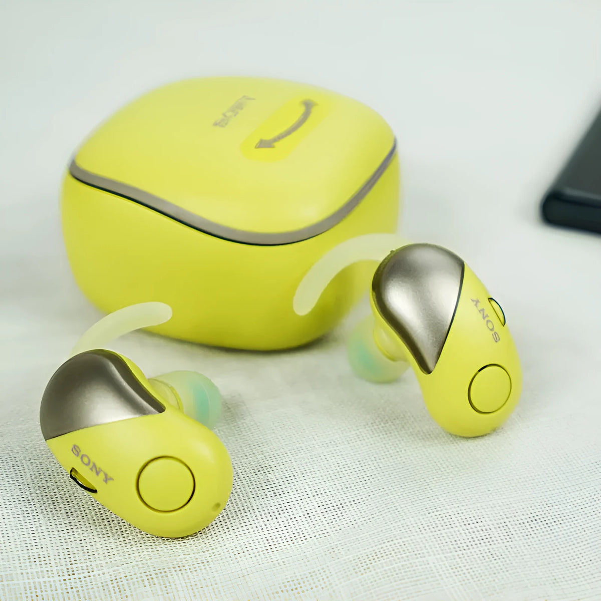 True wireless in-ear Bluetooth noise-canceling earbuds, waterproof, black colour, with charging case