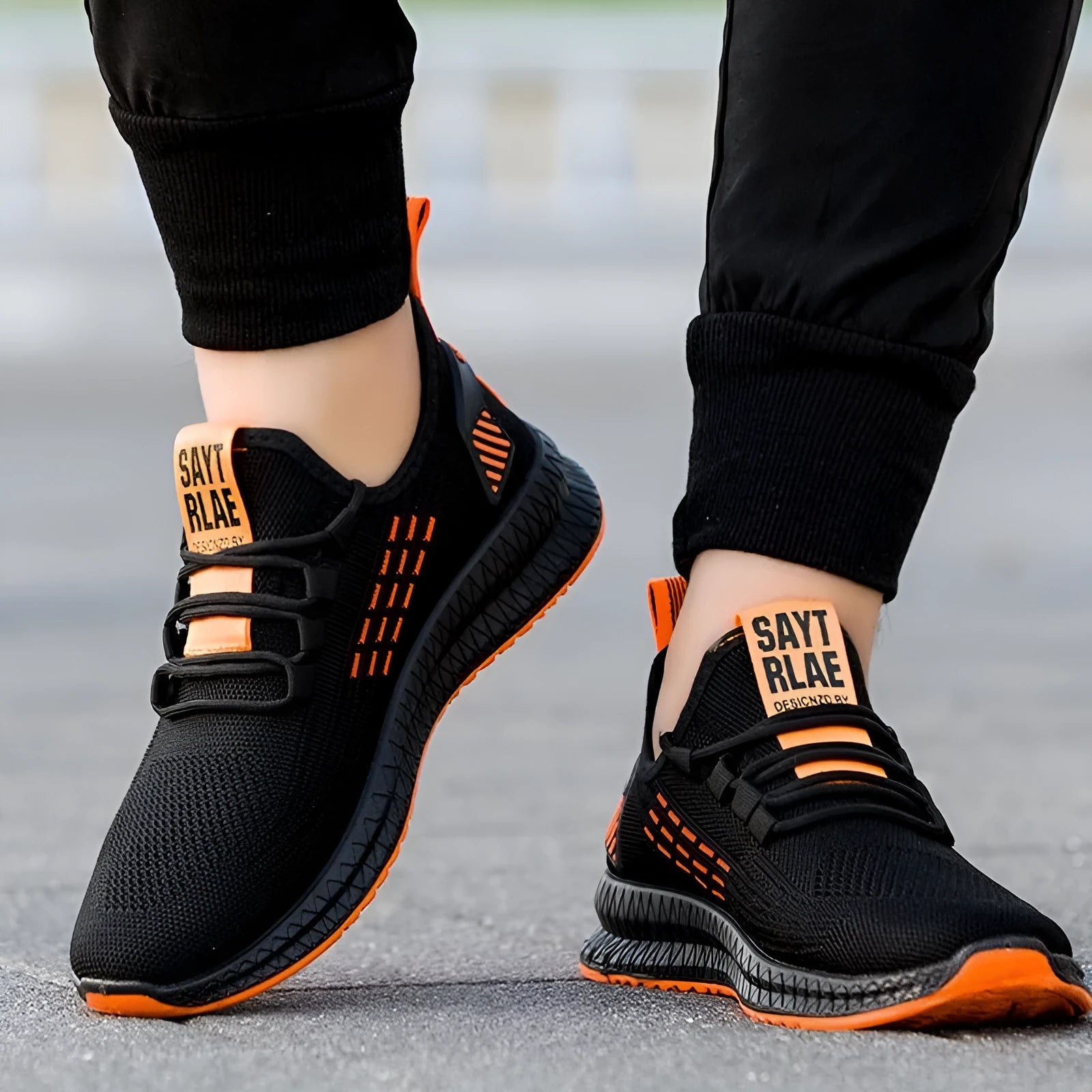 Men's black casual sports shoes with cross straps and a woven Flying Weave upper on a flat wear-resistant sole.
