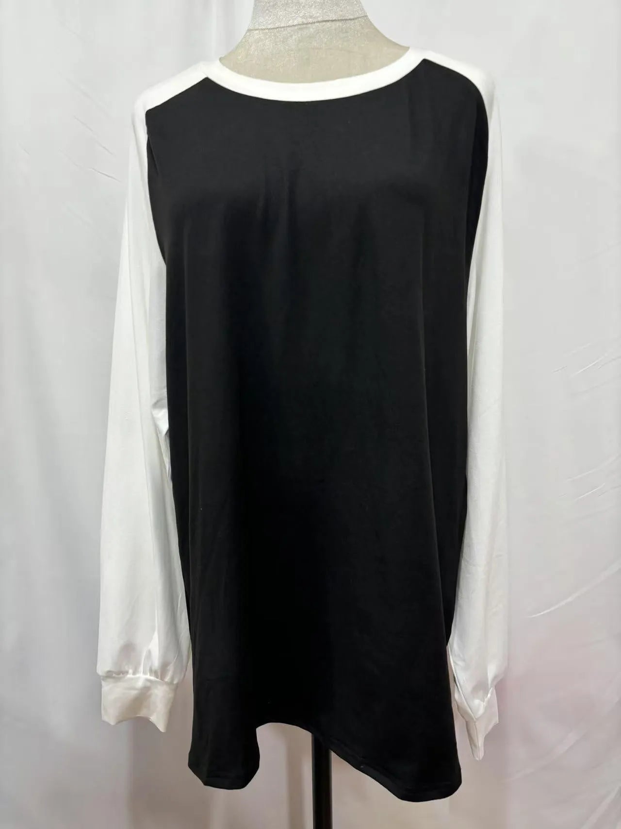 Long sleeve polyester t-shirt in black, blue, grey or pink with round neck and regular sleeves
