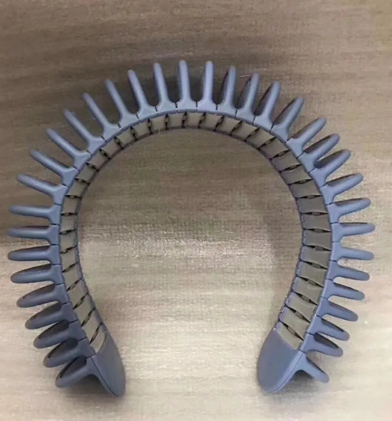 Neck cooling belt with natural refrigeration worn by a cyclist, made of ABS and iron