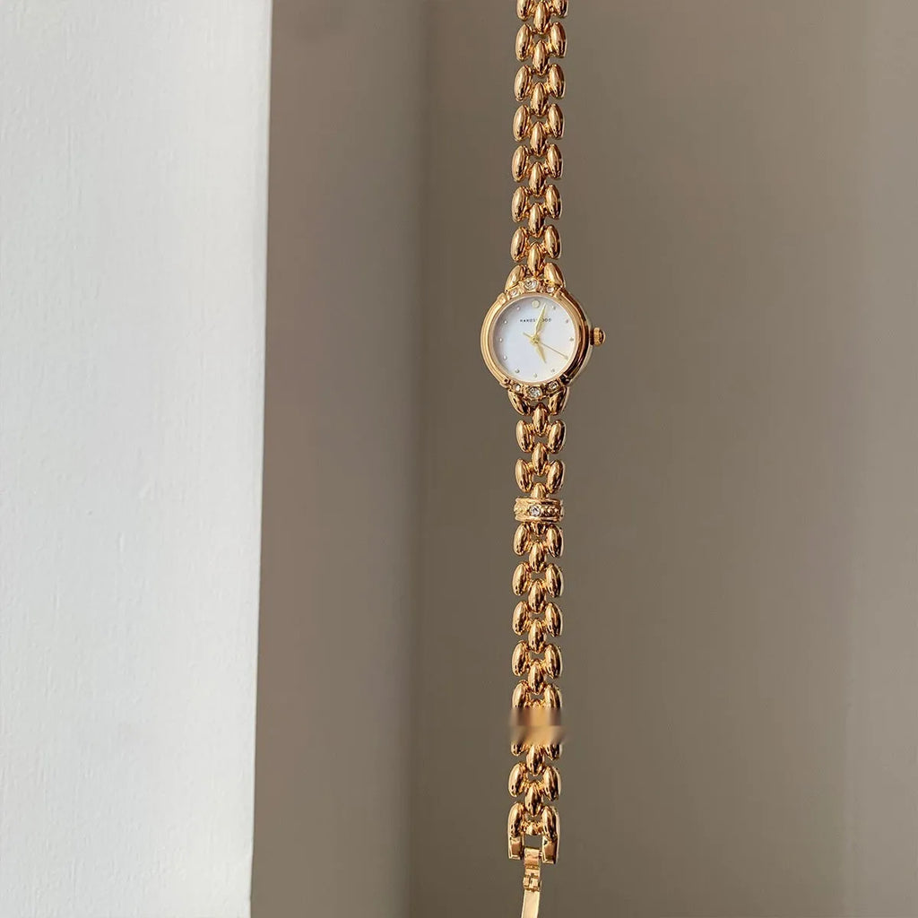 Women's gold strap alloy quartz watch with fritillary surface dial and rhinestone accents