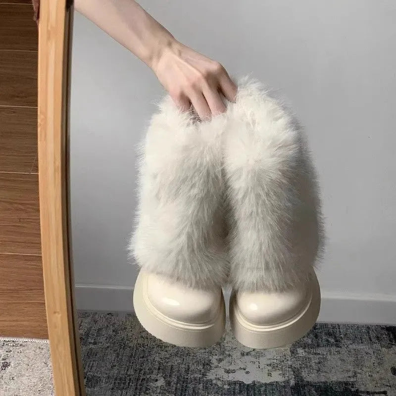 Women's solid-colour snow boots with fleece lining, rubber sole, and mid-heel, in black or white.