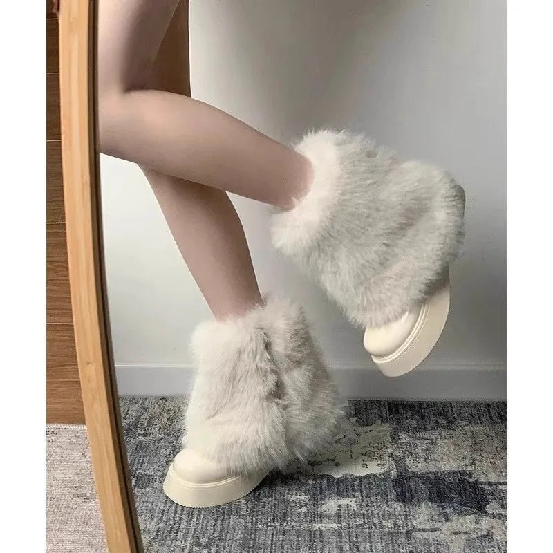 Women's solid-colour snow boots with fleece lining, rubber sole, and mid-heel, in black or white.