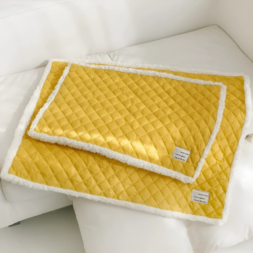 A quilted blue cloth pet blanket for cats, shown in a large size measuring 80 by 60 centimetres.