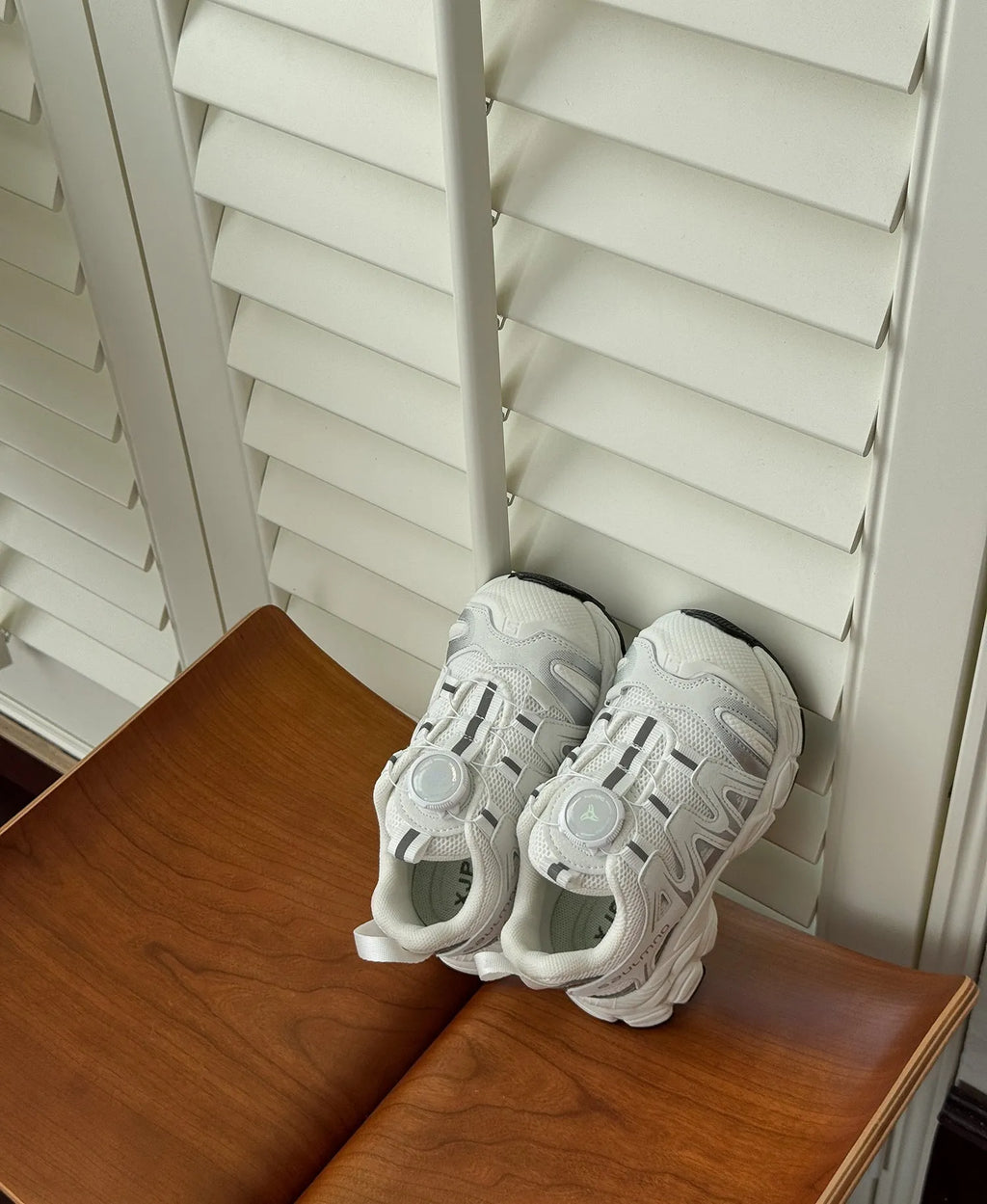 Lightweight casual shoes in beige, black, or pink with PU leather mesh upper