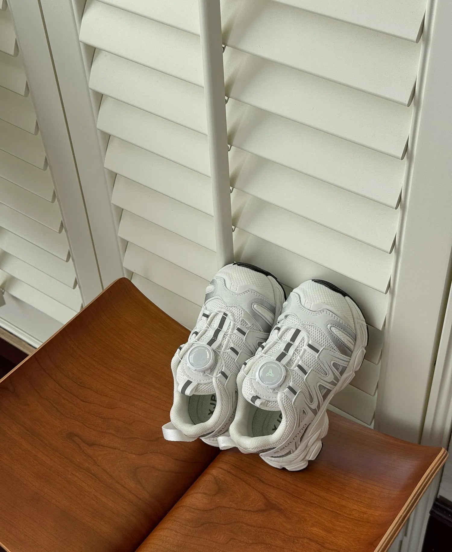 Lightweight casual shoes in beige, black, or pink with PU leather mesh upper