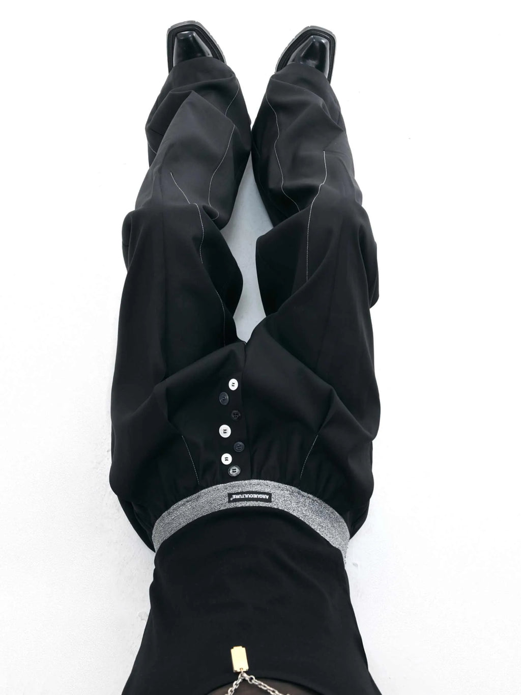 Drooping straight-leg casual pants in black with high waist and button open line design.