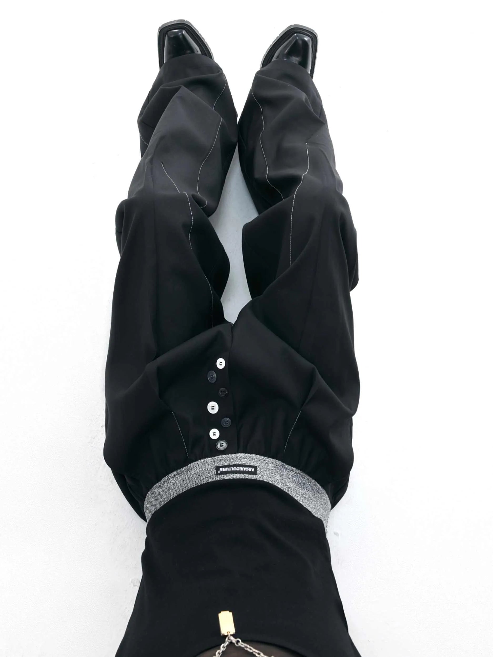 Drooping straight-leg casual pants in black with high waist and button open line design.