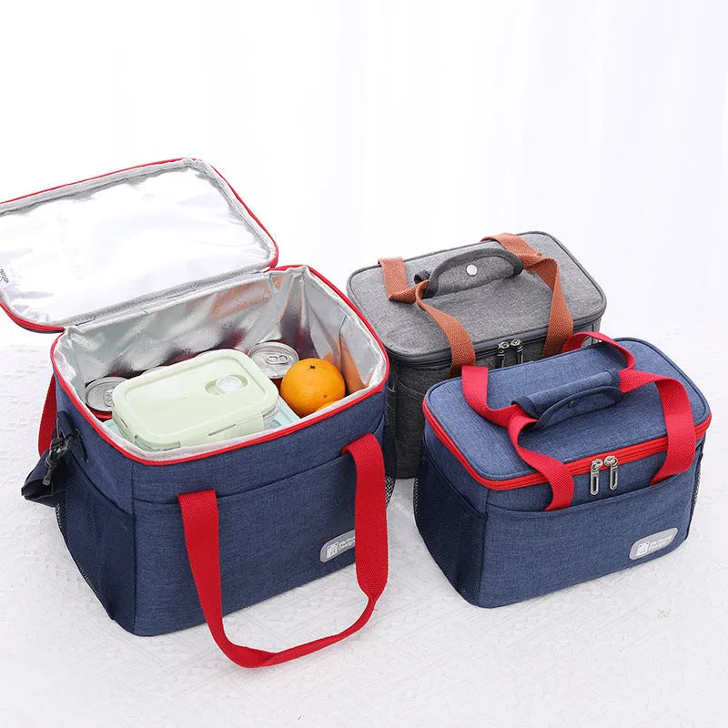 Insulated crossbody picnic bag with 15 litre capacity in Oxford cloth construction
