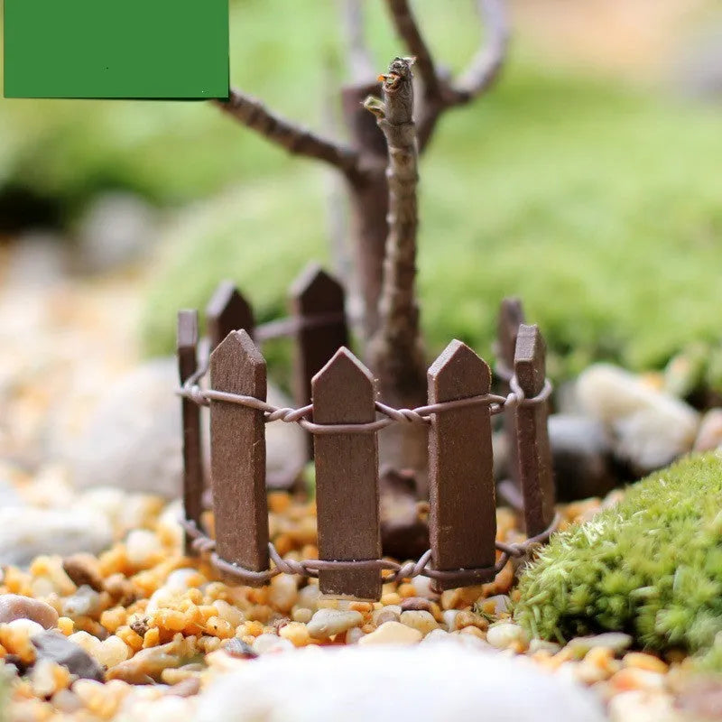 White mini wooden fence ornament in hand-woven pine with coloured pattern surface for household display