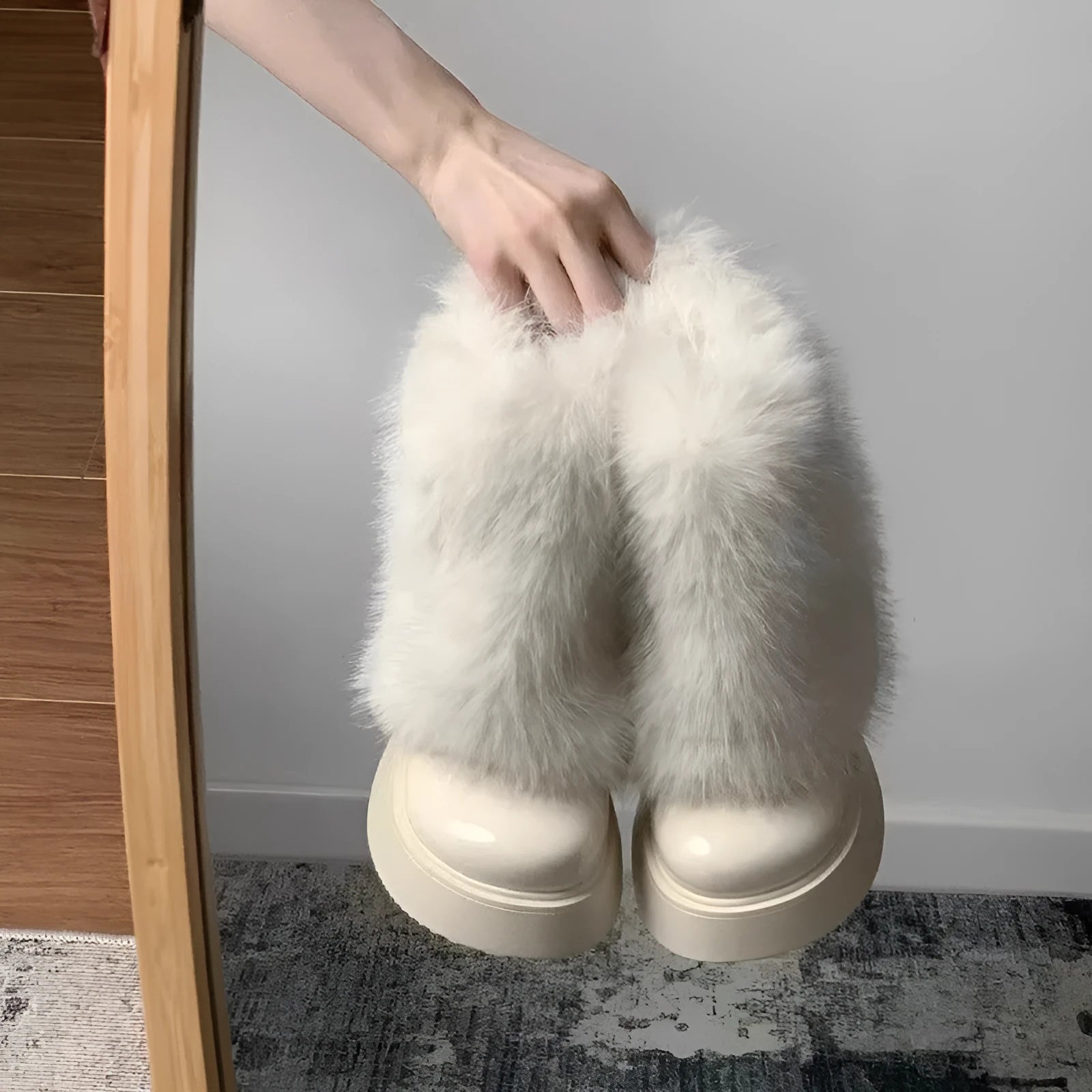 Women's solid-colour snow boots with fleece lining, rubber sole, and mid-heel, in black or white.