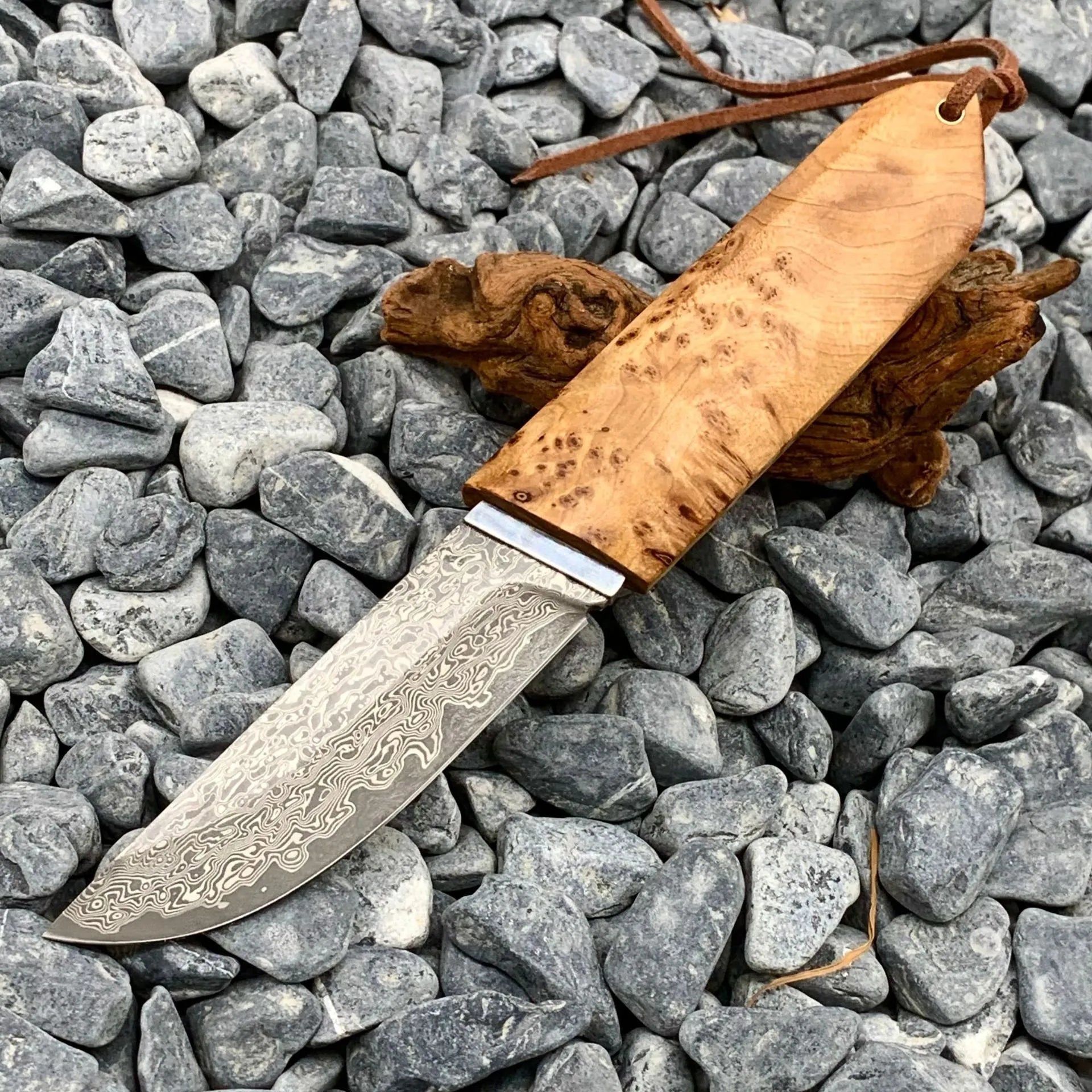 Outdoor camping short knife with Damascus pattern VG10 steel blade and Thuja wood handle