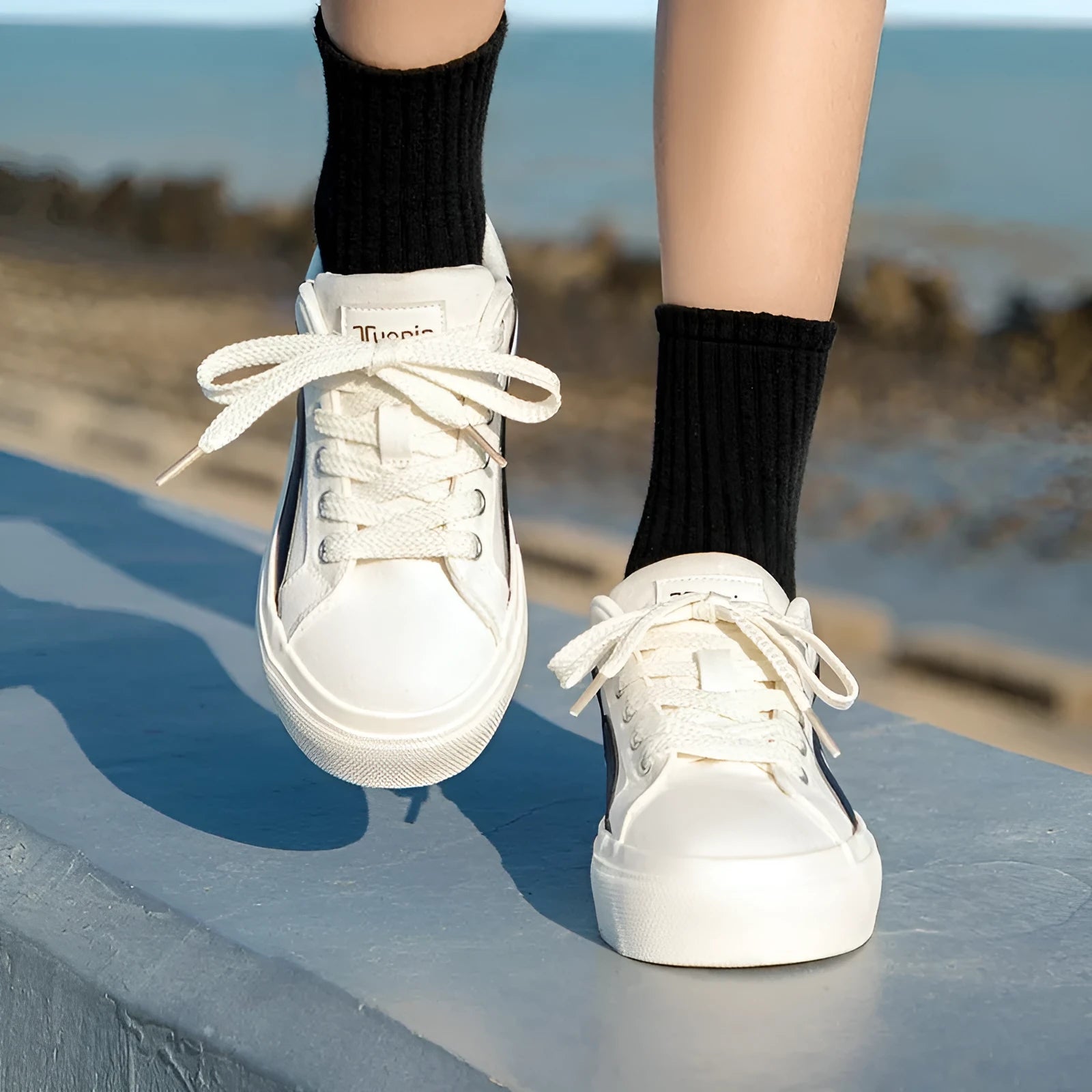 Women's low-top lace-up board shoes in synthetic leather with a vulcanised rubber sole, shown in a two-tone colour option.