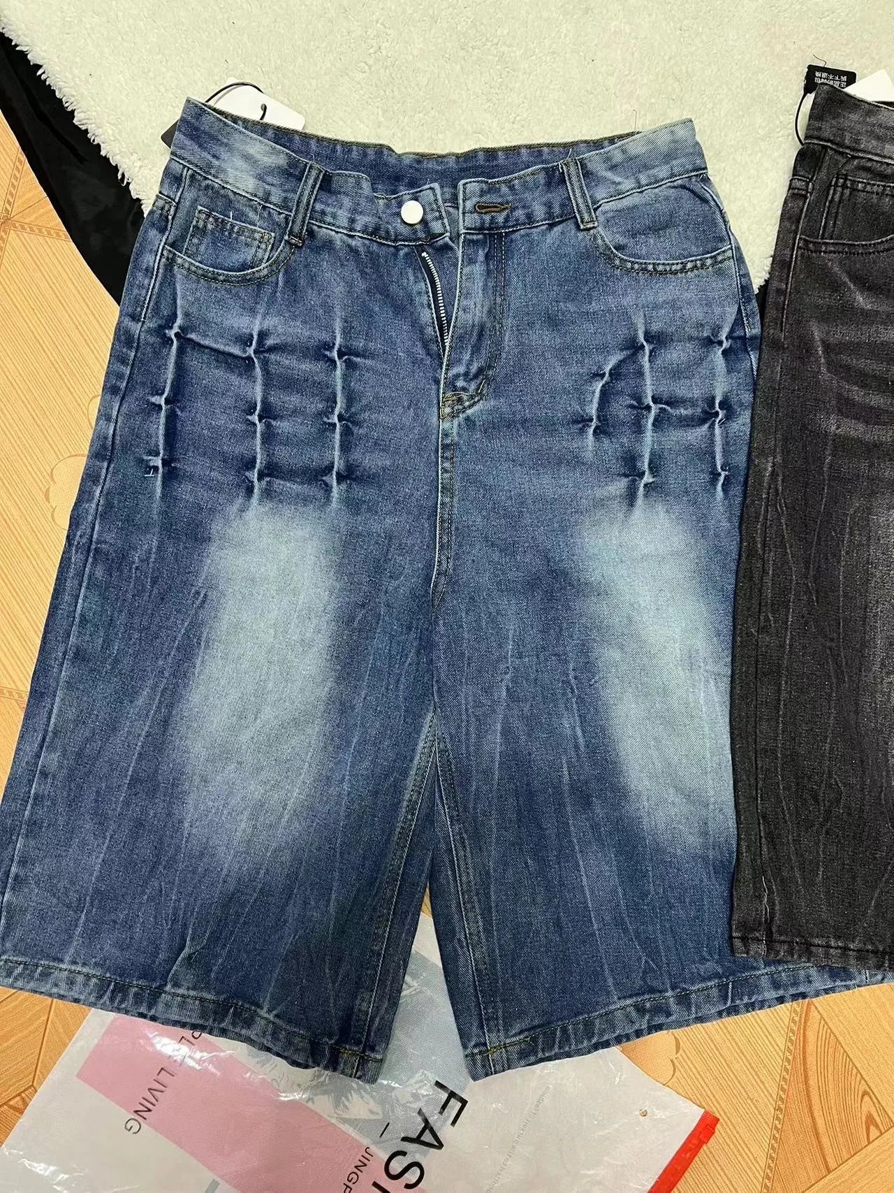 Men's loose washed denim shorts in straight-leg design with mid-waist and cropped length