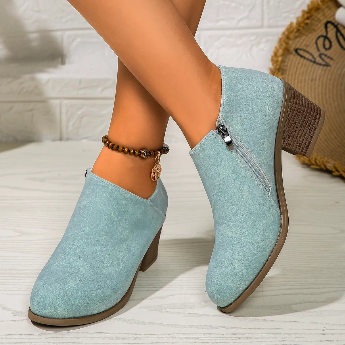Women's chunky heel round toe ankle boots with side zipper in synthetic leather, black colour