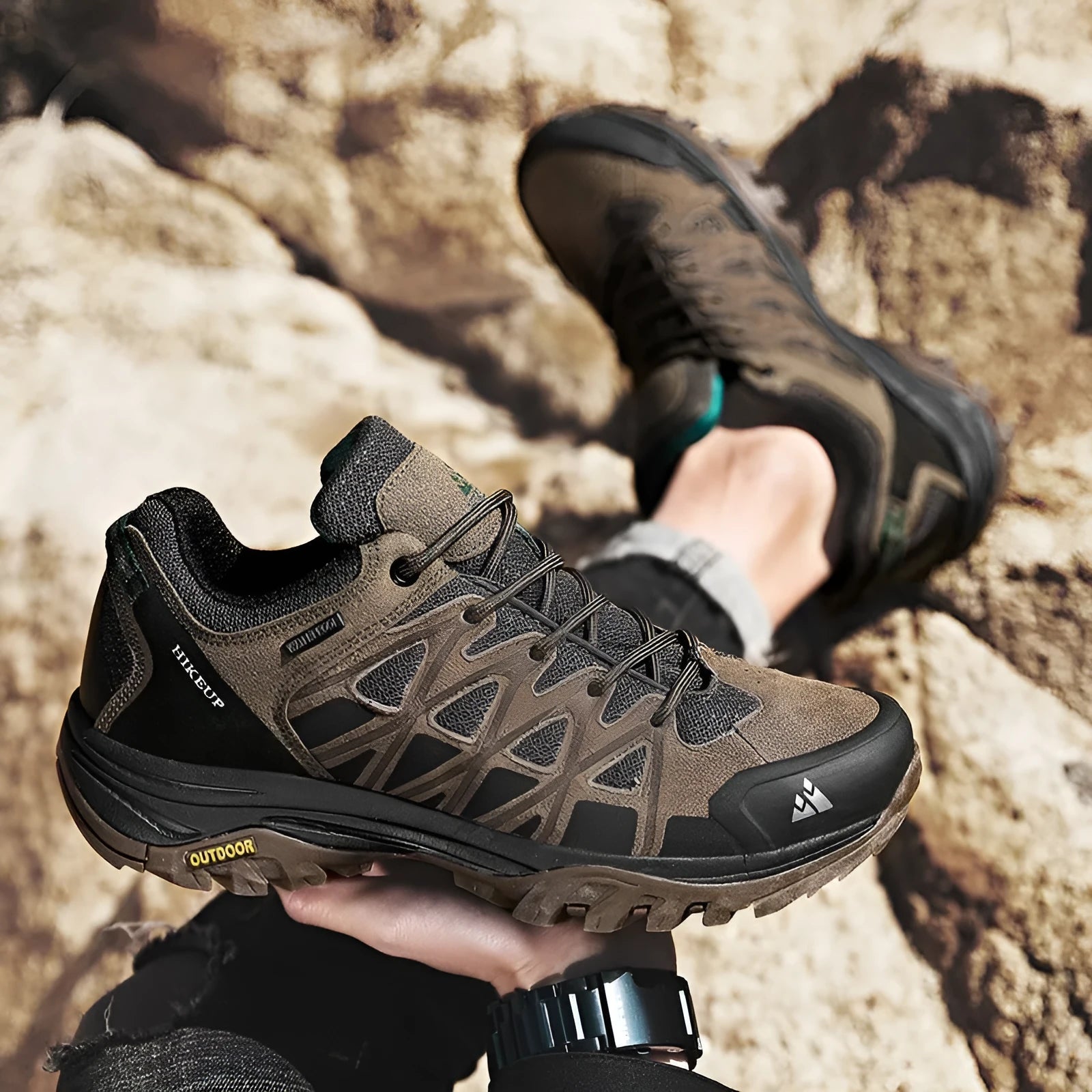 Men's casual climbing shoes in khaki with a synthetic leather upper and round toe