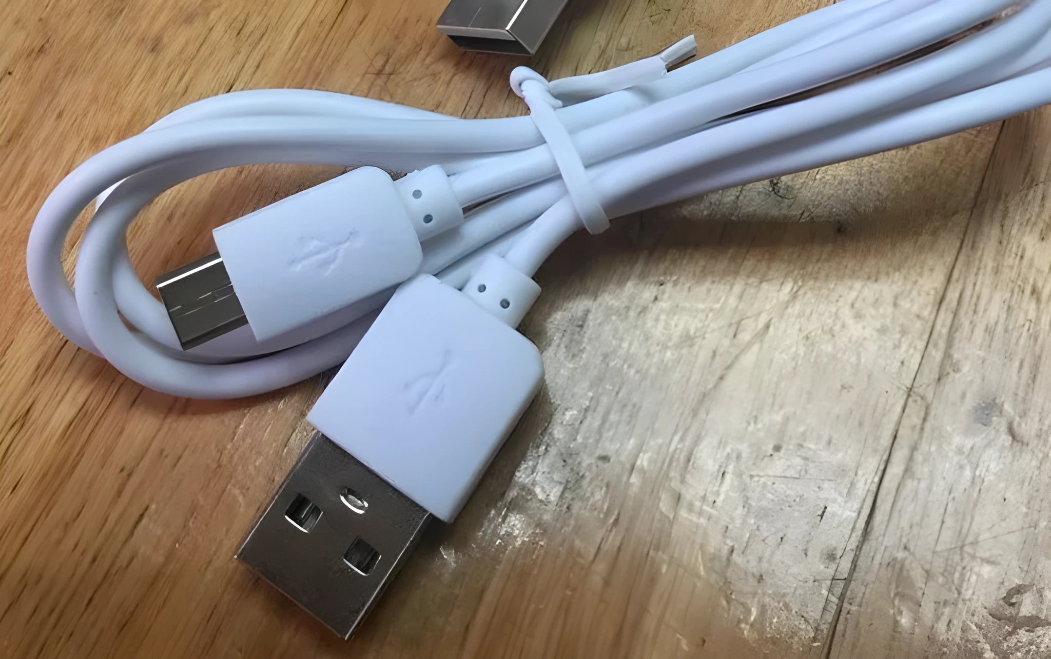 White 1 metre micro USB data cable for charging Android devices and V8 Bluetooth machines