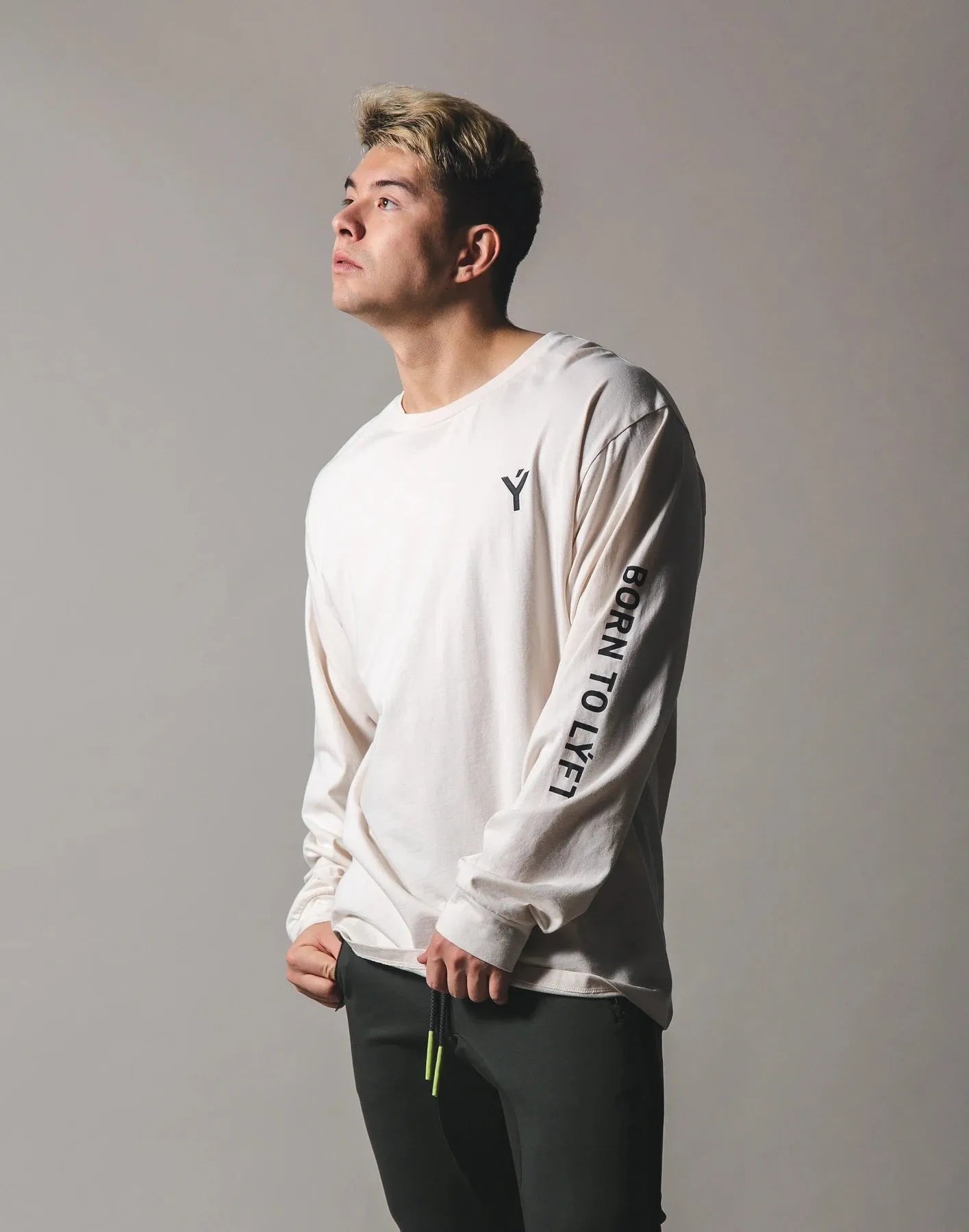 Men's long-sleeved 95% cotton gym top with letter print in blue, shown on model