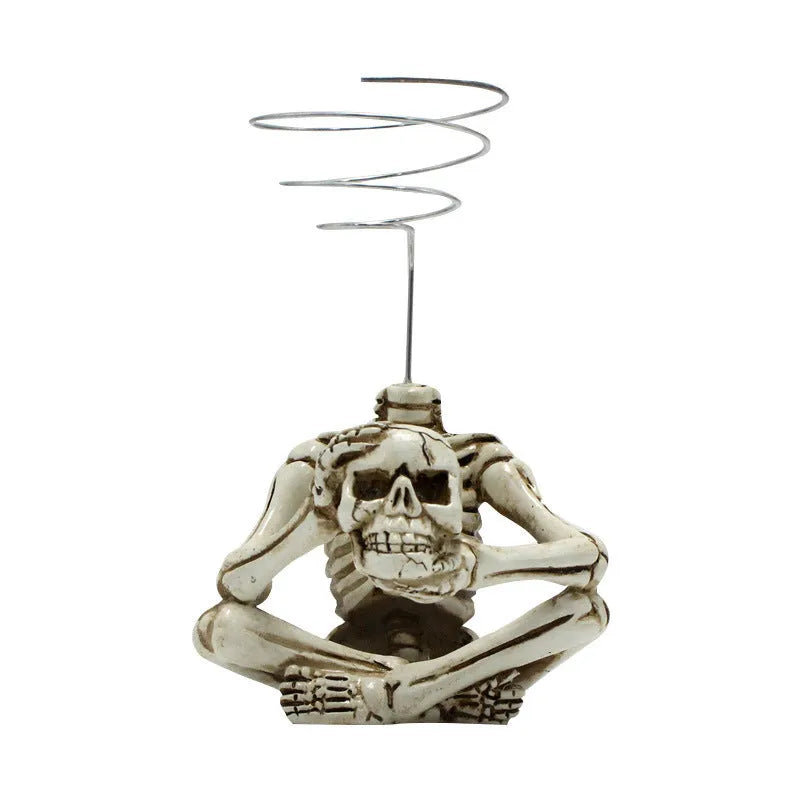Skull-shaped soilless resin bracket for tillandsia air plants measuring 7x8x12.5cm with gothic design