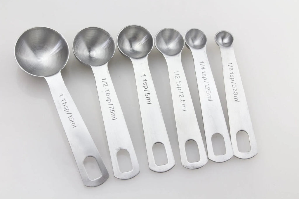 Set of 6 18/8 stainless steel measuring spoons with engraved US metric markings and D-shaped ring