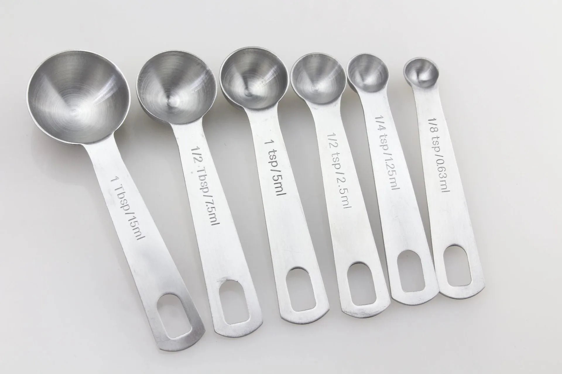 Set of 6 18/8 stainless steel measuring spoons with engraved US metric markings and D-shaped ring