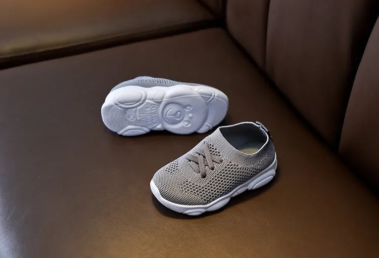 Children's lazy slip-on shoes in fabric with non-slip rubber sole, shown in available colours.