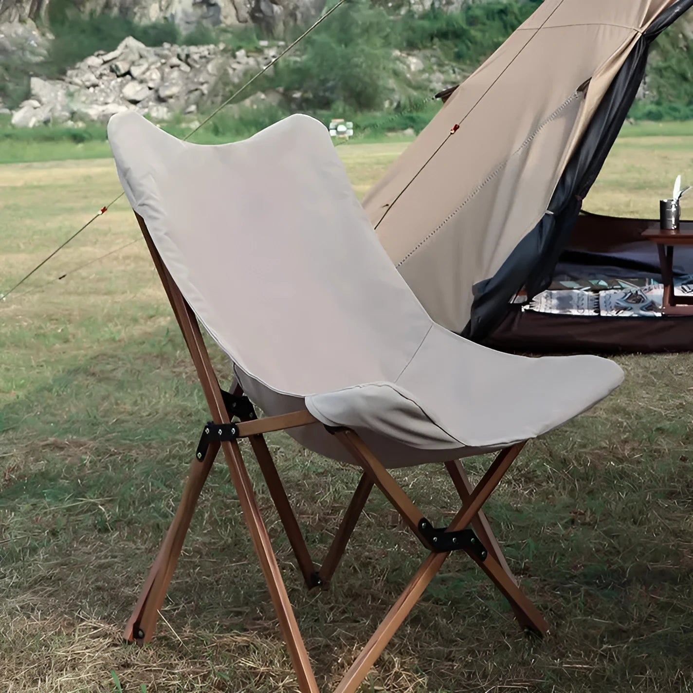 Folding camping chair with wood grain aluminium frame, rotating seat, and handrails in khaki colour