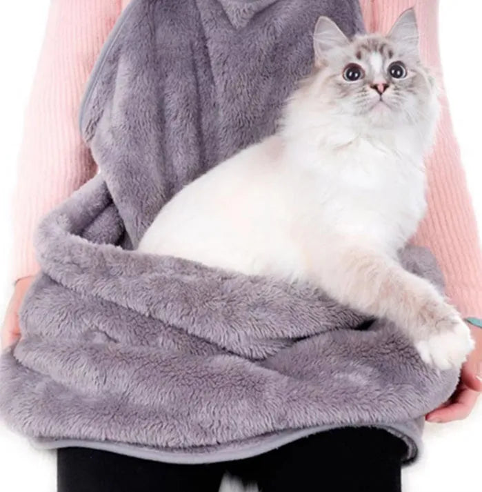 Grey pet carrying bag with sleeping chest apron on a table, showing double-sided arcum material and 70x62 cm size