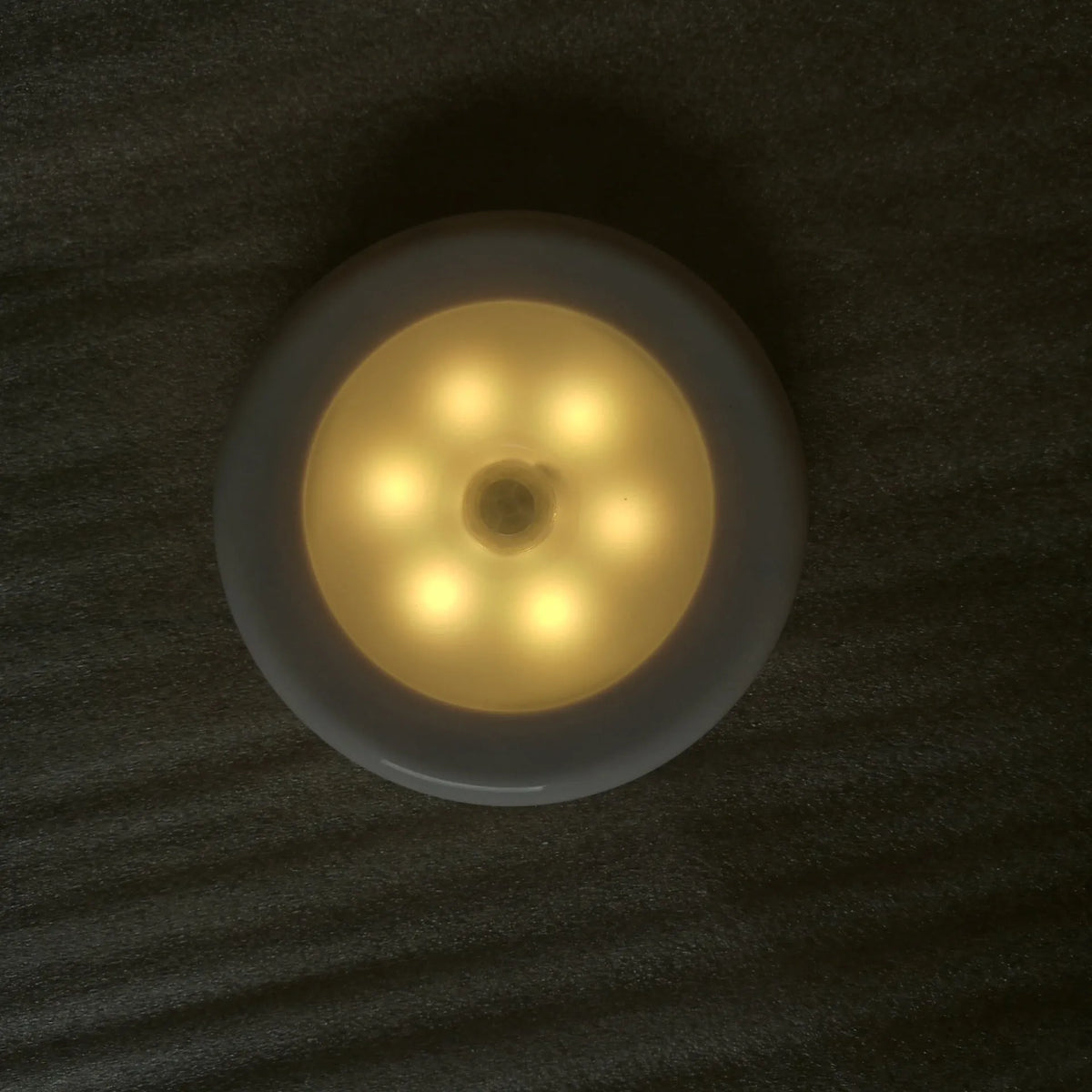 6 LED motion sensor cabinet light with strong magnetism and 3M adhesive pad, battery powered nightlight