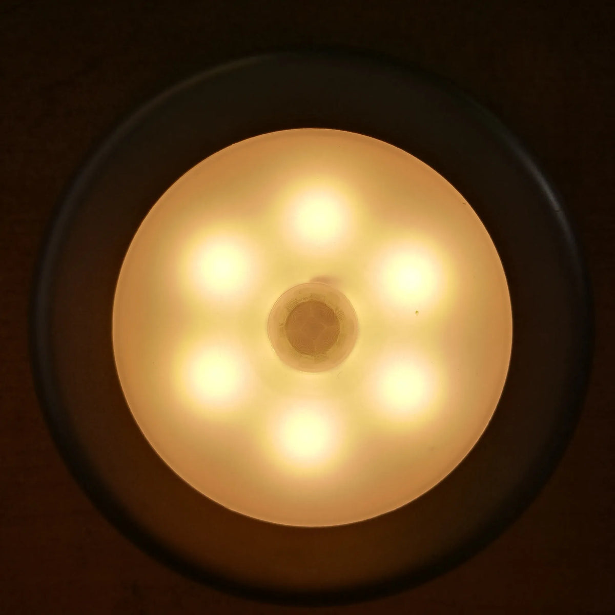 6 LED motion sensor cabinet light with strong magnetism and 3M adhesive pad, battery powered nightlight