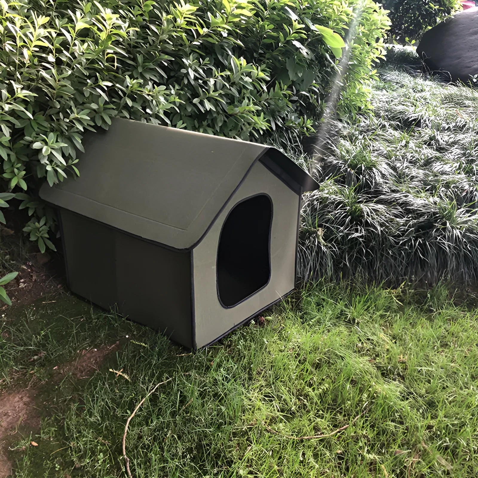Waterproof outdoor pet kennel in camouflage colour for dogs and cats, made of chemical fibre fabric