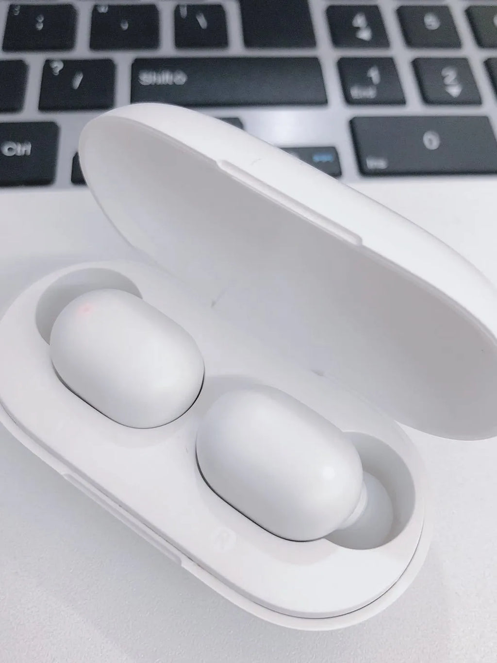 Wireless Bluetooth 5.0 binaural stereo in-ear motion waterproof earbuds in black and white