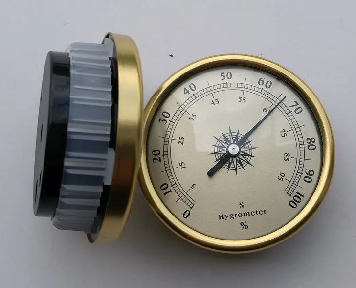 Aluminium analog thermometer and hygrometer with a circular dial for indoor and outdoor use.