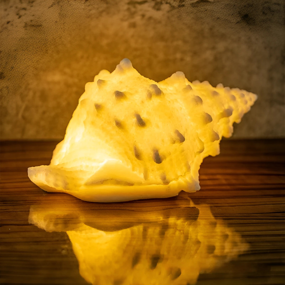 Small night lamp with built-in battery, geometric stereo shape, 13x19x11cm, conch light colour.