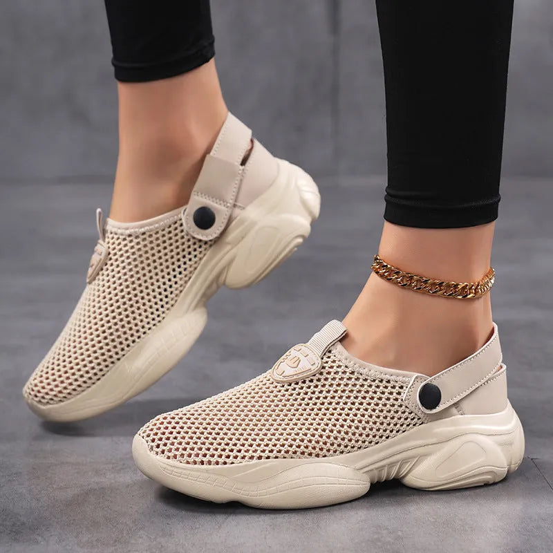 Women's casual sports sandal in beige with Flyknit upper and round toe holder