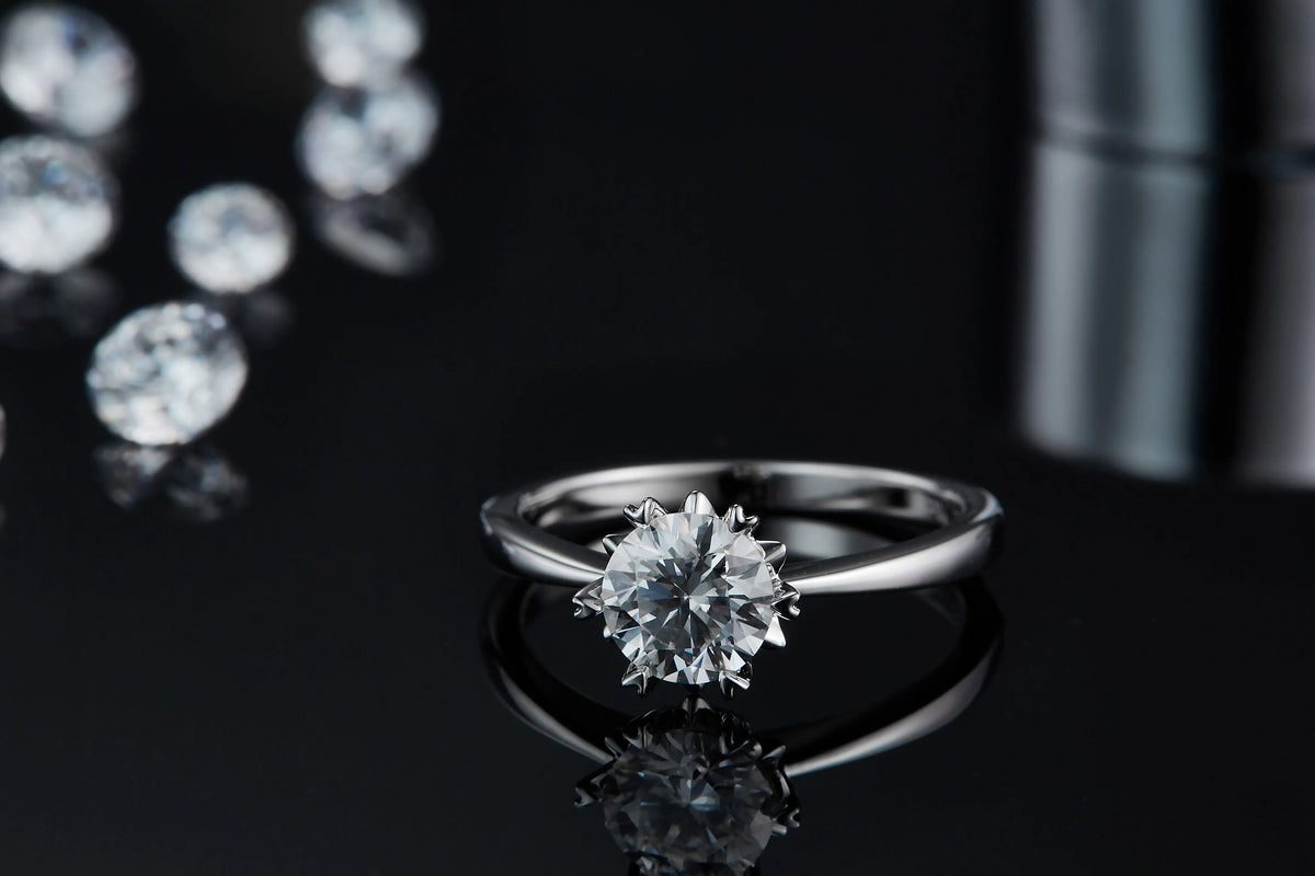 1 carat moissanite wedding ring set in S925 silver with platinum plating, sizes 5 to 9, with gift box