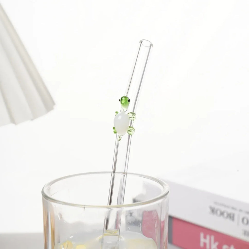 Turtle-shaped high borosilicate glass elbow straw for children in assorted colours