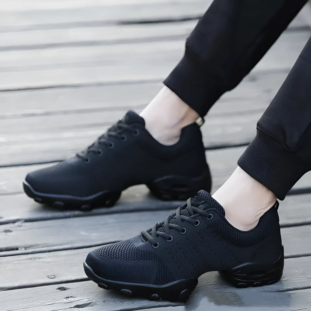 Men's lightweight mesh sports shoes with fly woven wire mesh upper and polyurethane sole, in white or black, sizes 39-44