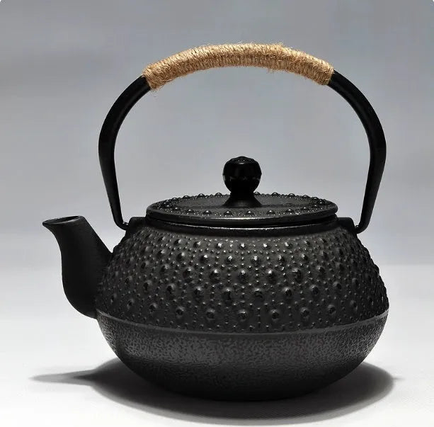 Cast iron teapot with Japanese patterns and 0.9 litre capacity