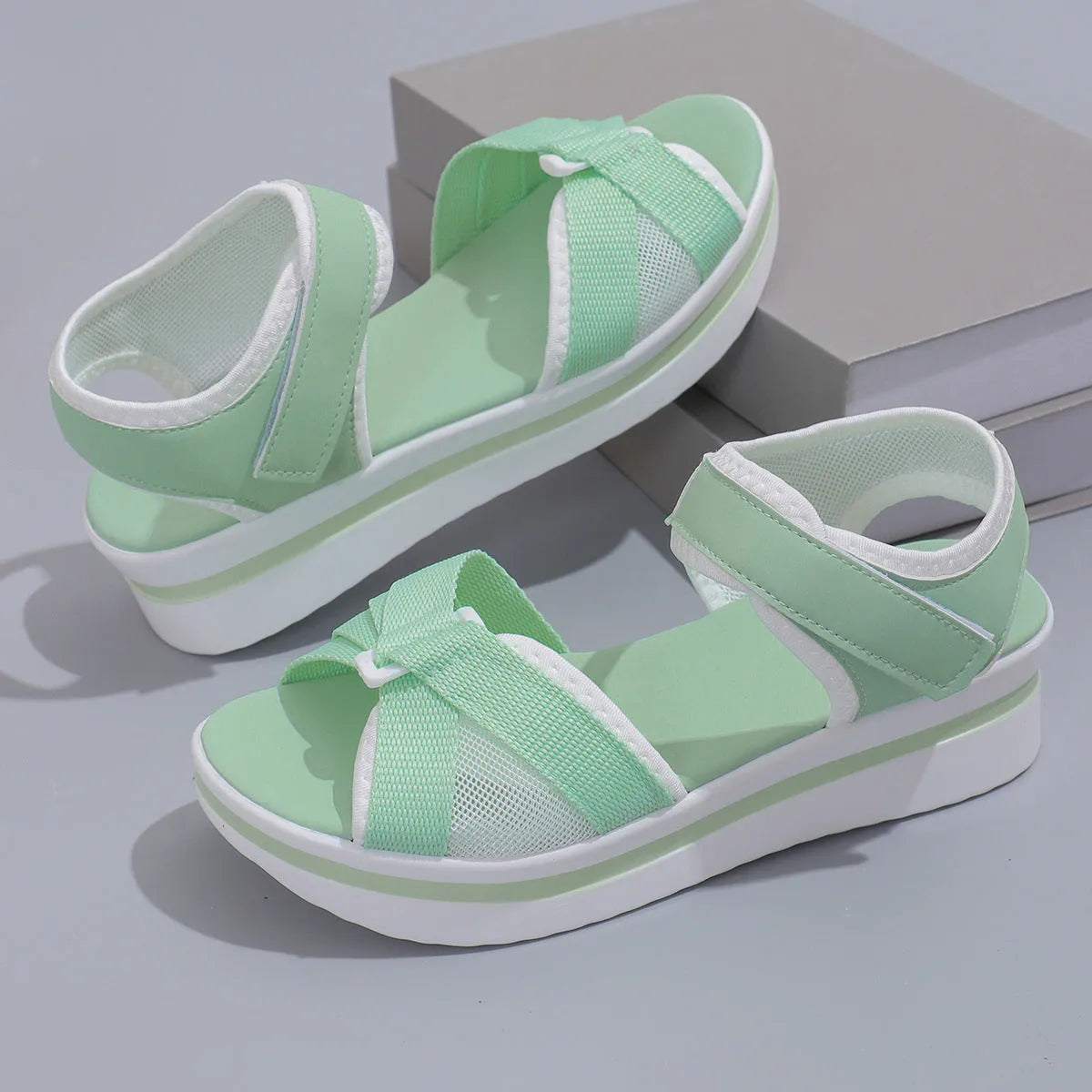 Summer mesh cross-strap sandals for women with Velcro fastening, thick rubber sole, cloth upper, round toe, in light green colour