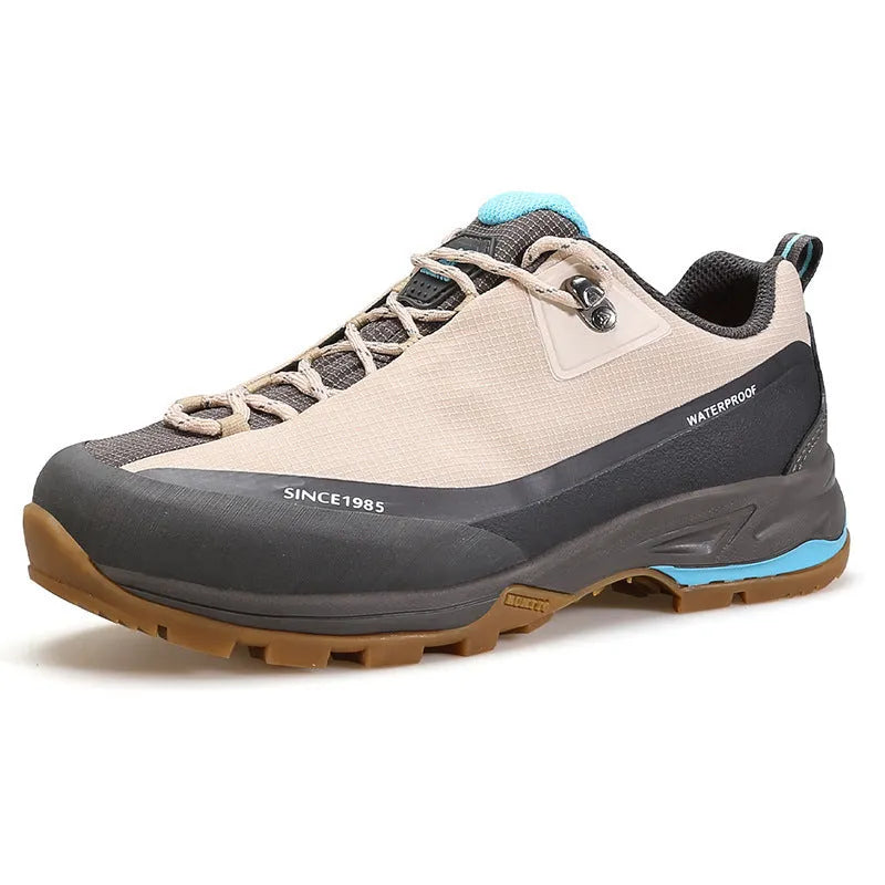 Men's low-top mountain climbing hiking boots in leather mesh with non-slip rubber sole