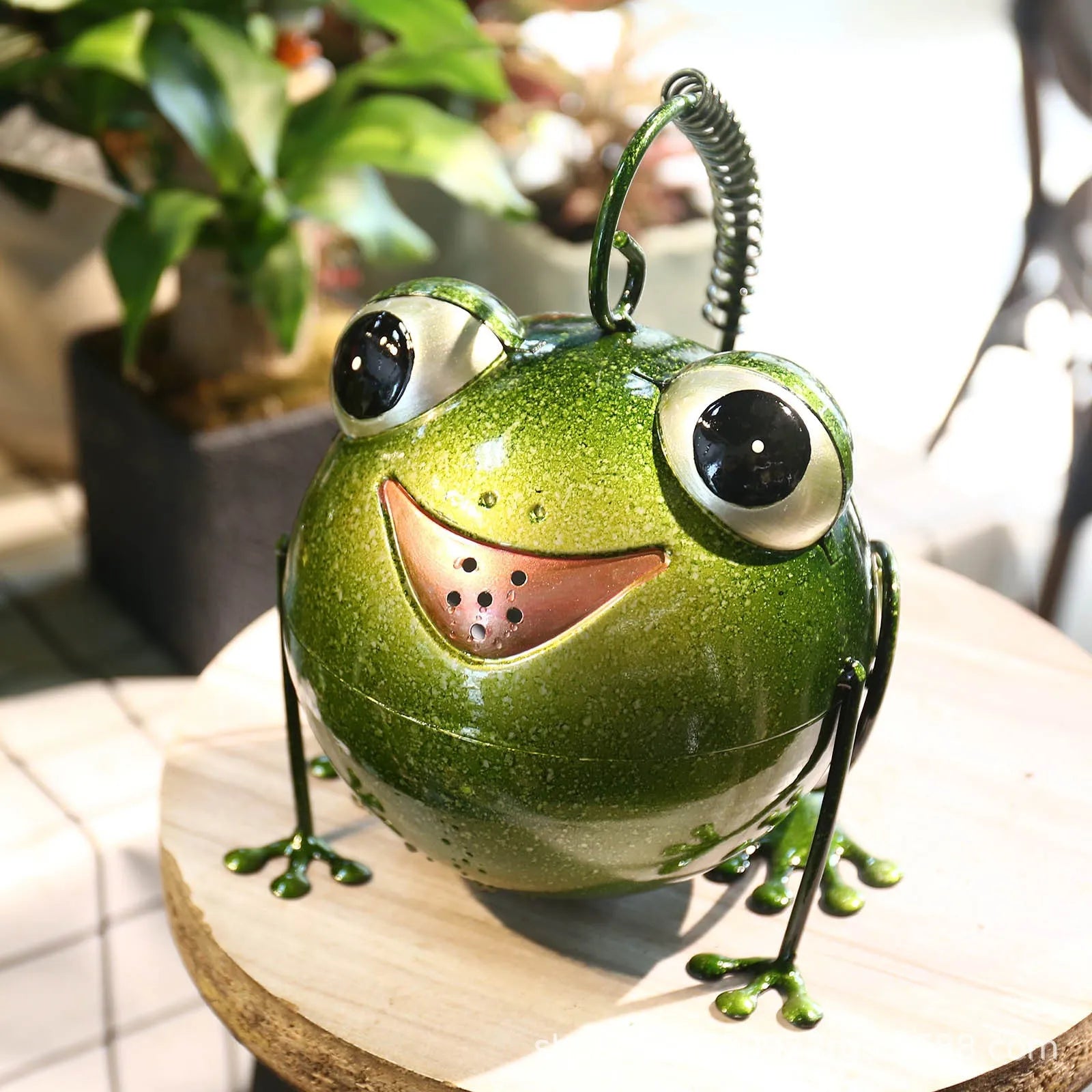 Creative cartoon iron frog watering pot in wrought iron with coloured frog design for garden decoration