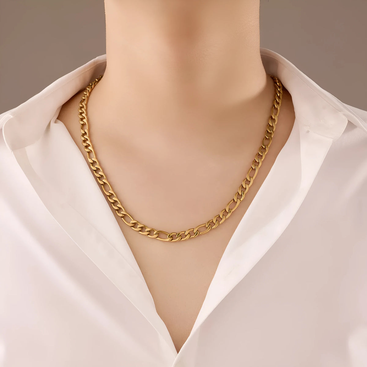 Gold-plated titanium steel clavicle chain necklace with 18K purity and stainless steel pendant