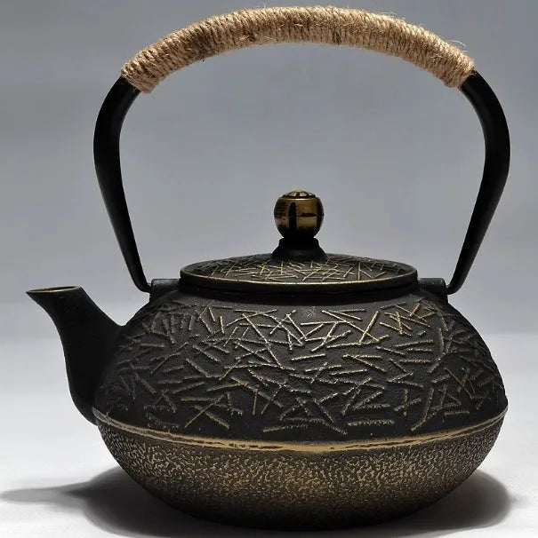 Cast iron teapot with Japanese patterns and 0.9 litre capacity
