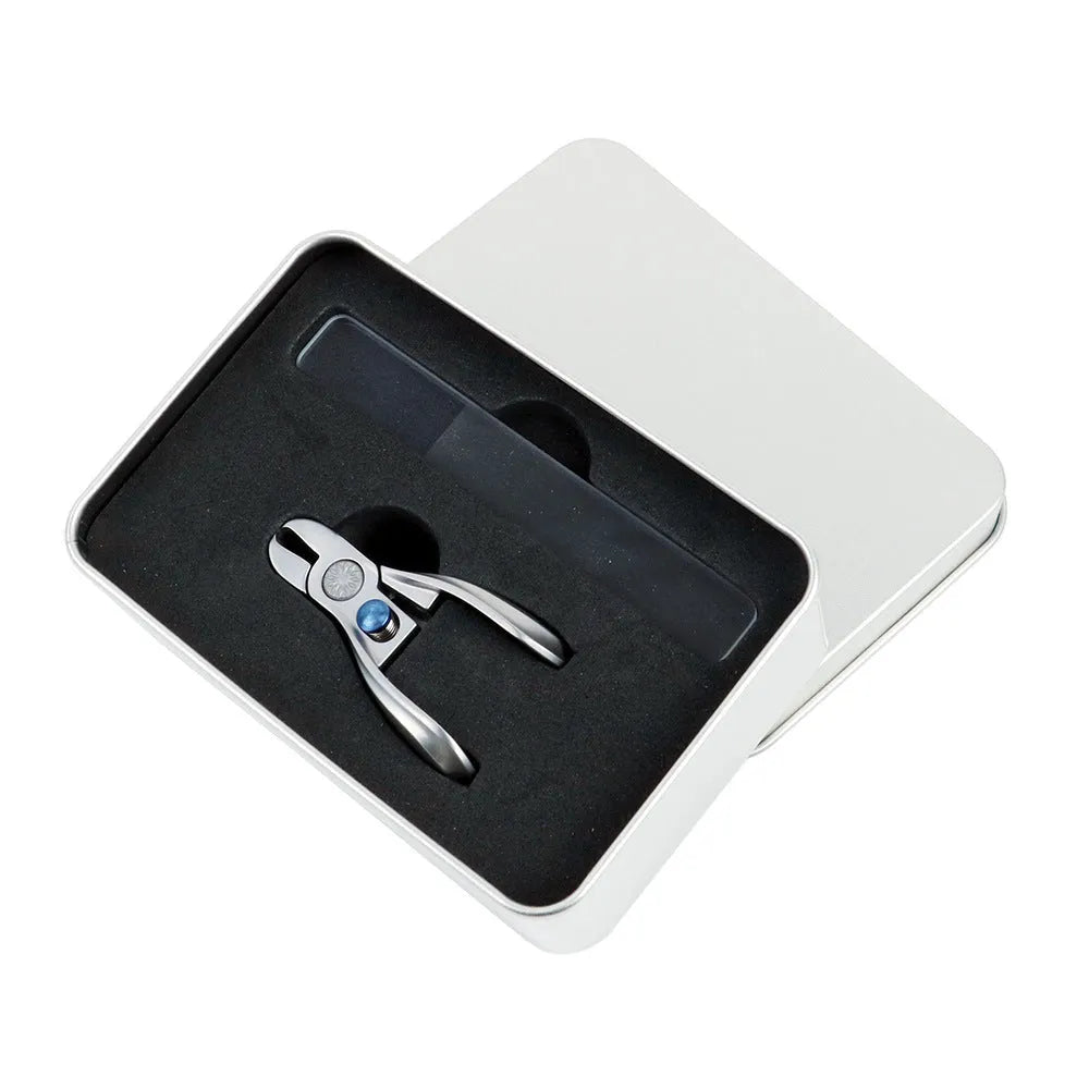 Large opening stainless steel anti-splash nail clipper in silver for manicure nail trimming