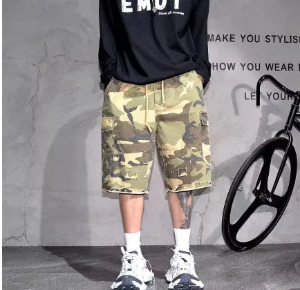 Men's camouflage print workwear shorts with loose-fit design and cropped length